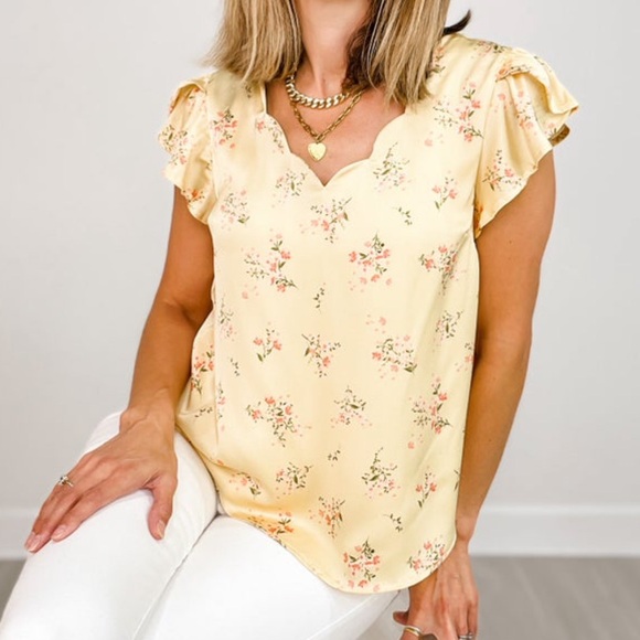 Perch By Blu Pepper Tops - NWT Short Tulip Sleeve Floral Print V-Neck Satin Top 1X Yellow